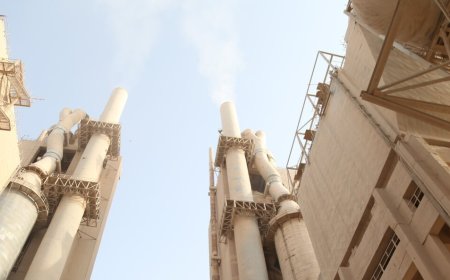 حمله پهپادی امروز دشمن متجاوز به کارخانه سیمان بندر خمیر/ تولید همچنان پایدار است