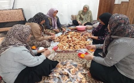 همت زنان روستای سرمور دنا برای حمایت از جبهه مقاومت با ارسال خشکبار