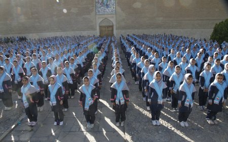 ببینید| هزار دانش آموز همصدا برای شیراز سرود خواندند