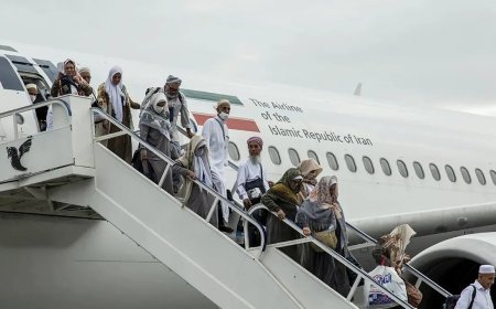بازگشت اولین گروه پروازی حجاج از سرزمین وحی به شهر شیراز