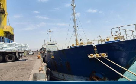 پهلودهی شناور حامل کالای اساسی ویژه ترانزیت در بندر شهید رجایی