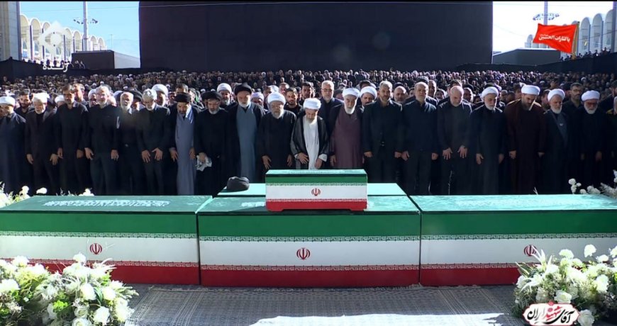 عکس | قابی از لحظه آغاز اقامه نماز بر پیکر رهبر شهید انقلاب