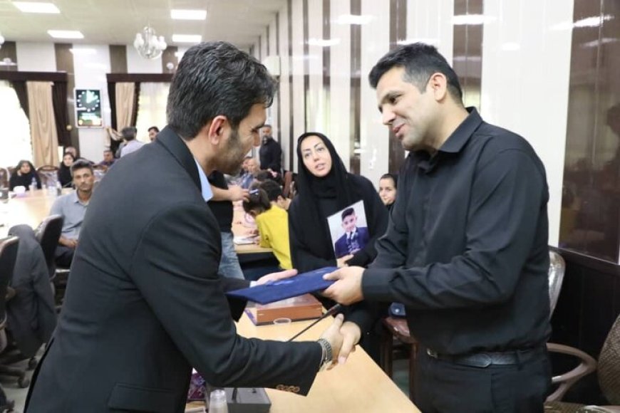 استاندار فارس از خانواده شهدای ورزشکار لامرد تجلیل کرد