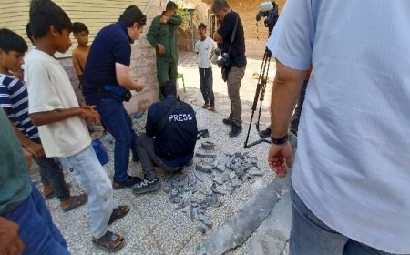 بازدید خبرنگاران خارجی از محل حمله به مراسم عروسی در بندر کوهستک